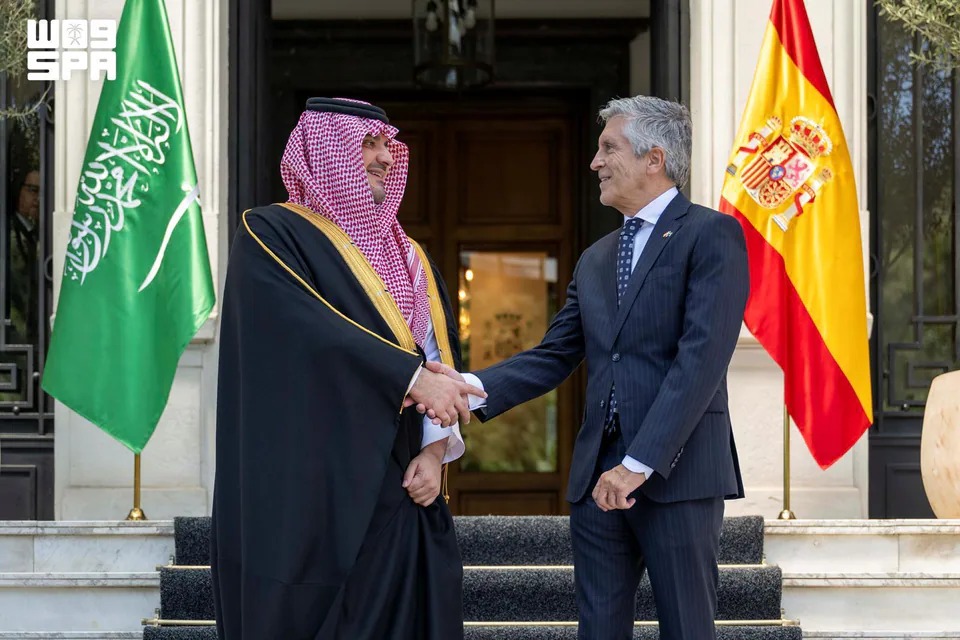وزير الداخلية يُجري مباحثات مع نظيره الإسباني ويوقّعان وثيقة تدريب شاملة