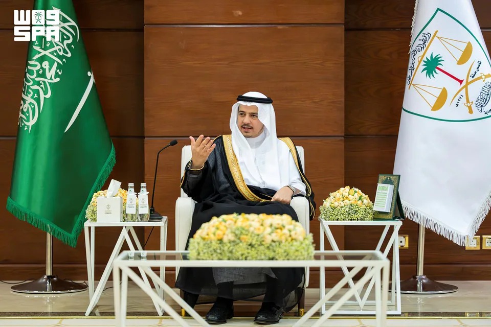 رئيس ديوان المظالم يتفقد المحكمة الإدارية بالرياض ويناقش تعزيز الأداء القضائي