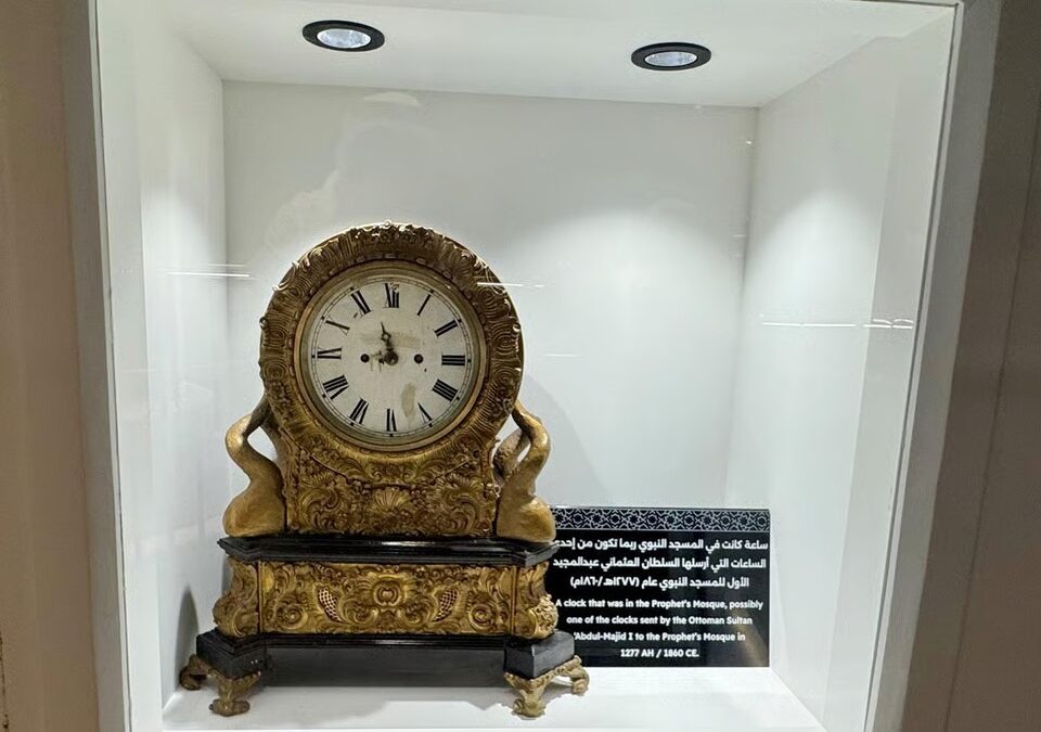 ساعة نادرة من 1860م تستوقف زوار معرض عمارة الحرمين في مكة