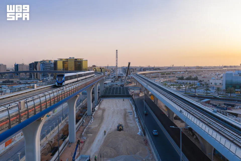 جسر طريق الثمامة يتجاوز 50% إنجازاً وطاقته 200 ألف مركبة يومياً