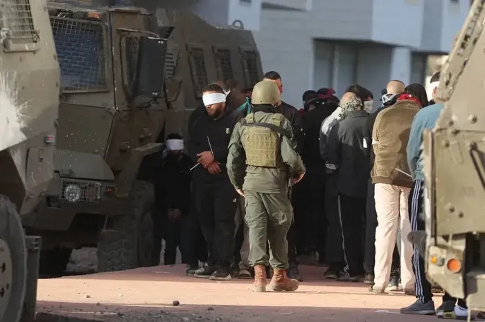 قوات الاحتلال تعتقل 13 فلسطينيًا في الضفة الغربية