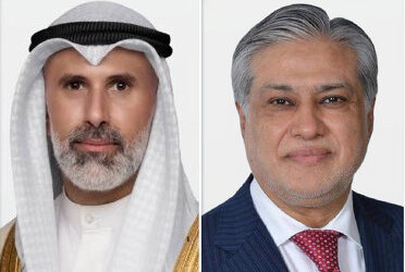وزير الخارجية الكويتي يبحث هاتفيًا مع نائب رئيس الوزراء الباكستاني التطورات الإقليمية