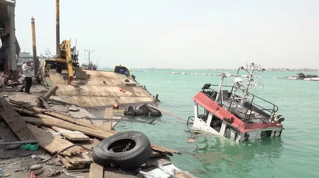 ميناء المخا اليمني يعلّق عملياته عقب هجمات الحوثيين الإرهابية