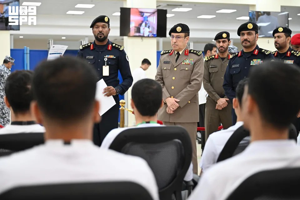 وكيل وزارة الداخلية للشؤون العسكرية يتفقد إجراءات القبول في دورة تأهيل الضباط الجامعيين الـ56