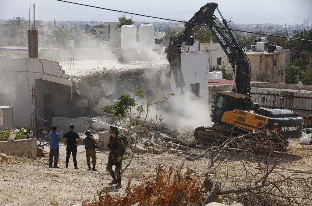 الاحتلال يهدم منشآت في الضفة ويعتقل 18 فلسطينيًا خلال مداهمات واسعة