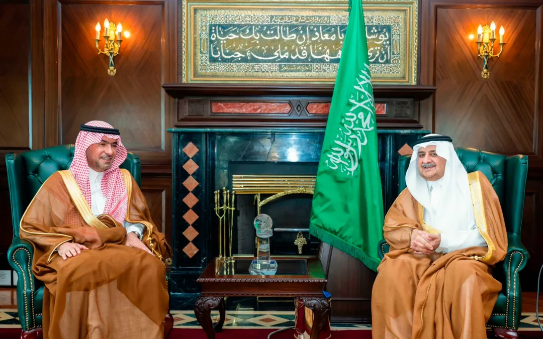 أمير تبوك ووزير البلديات يستعرضان مشاريع المنطقة التنموية والسكنية