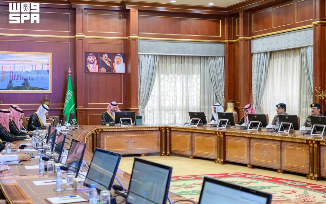 أمير المدينة يرأس اجتماع لجنة الحج والعمرة استعداداً لموسم 1448هـ