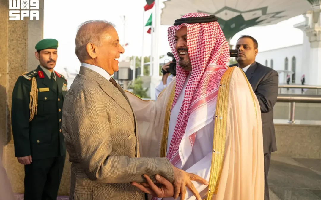 رئيس وزراء باكستان يصل جدة ونائب أمير مكة في مقدمة مستقبليه