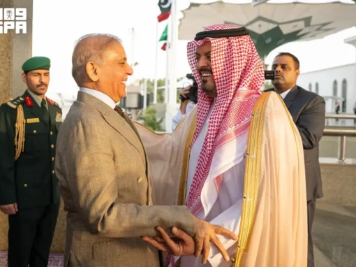 رئيس وزراء باكستان يصل جدة ونائب أمير مكة في مقدمة مستقبليه