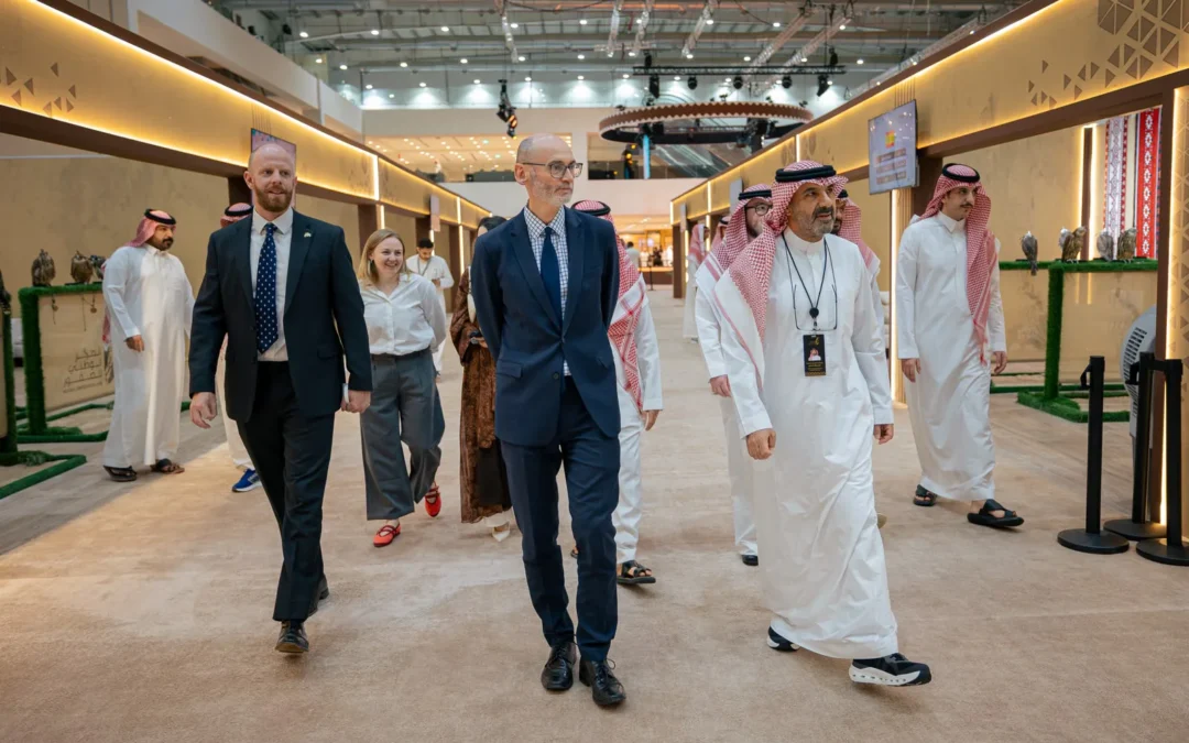 سفير بريطانيا بالمملكة يزور المزاد الدولي لمزارع إنتاج الصقور ويشيد بمكانة الصقارة في الثقافة السعودية