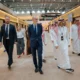 سفير بريطانيا بالمملكة يزور المزاد الدولي لمزارع إنتاج الصقور ويشيد بمكانة الصقارة في الثقافة السعودية