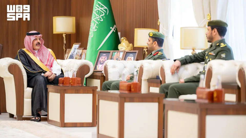 أمير حائل يقلّد مدير الجوازات المكلّف رتبة عميد