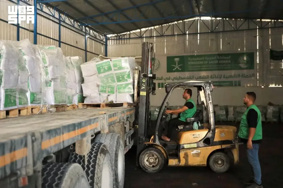 قافلة مساعدات سعودية جديدة تدخل إلى آلاف الأسر بغزة