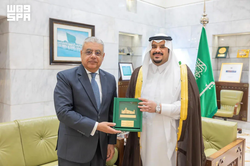 نائب أمير الرياض يودّع سفير مصر لدى المملكة بمناسبة انتهاء مهامه