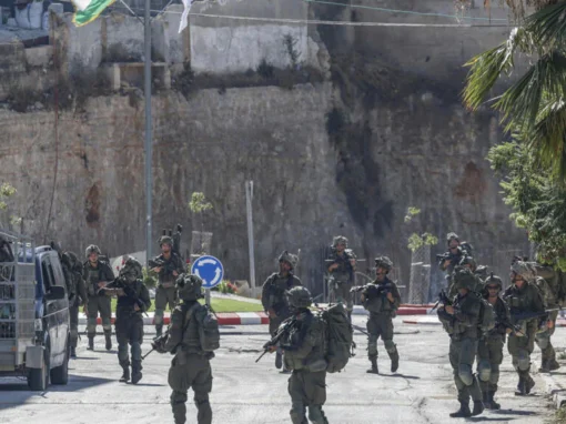 الاحتلال يعتقل 10 فلسطينيين ومستوطنون يكثفون الاعتداءات في الضفة