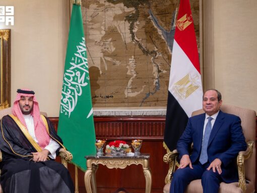 ولي العهد يصل إلى القاهرة في زيارة عمل وفي مقدمة مستقبليه الرئيس المصري