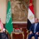ولي العهد يصل إلى القاهرة في زيارة عمل وفي مقدمة مستقبليه الرئيس المصري