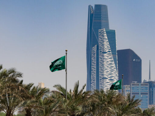 استعداد لليوم الوطني.. تركيب أكثر من 65 ألف علم في الرياض