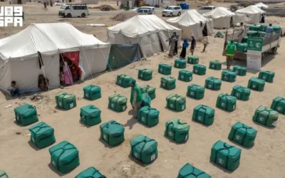 مركز الملك سلمان للإغاثة يوزع حقائب إيوائية وسلالاً غذائية على آلاف اليمنيين
