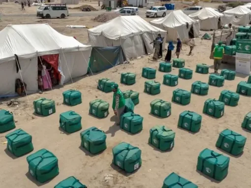 مركز الملك سلمان للإغاثة يوزع حقائب إيوائية وسلالاً غذائية على آلاف اليمنيين