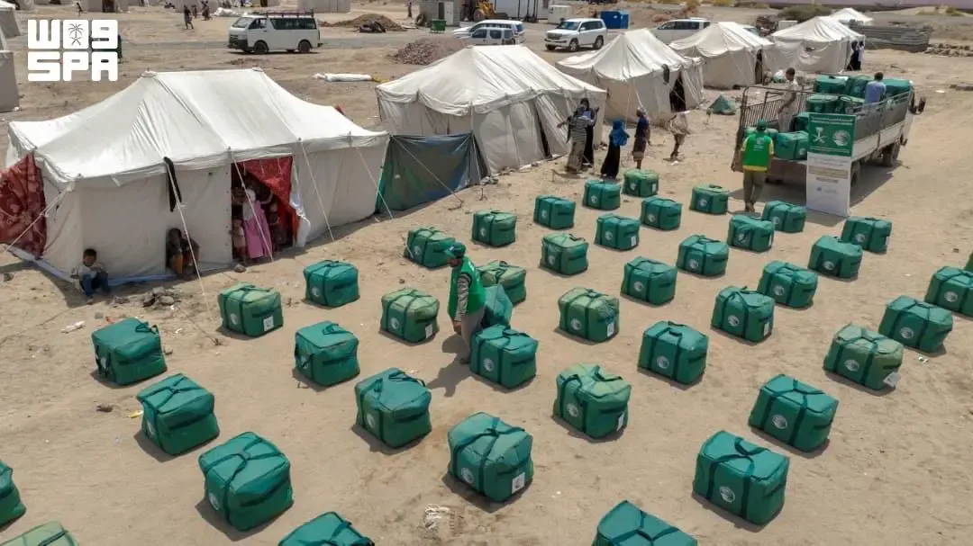 مركز الملك سلمان للإغاثة يوزع حقائب إيوائية وسلالاً غذائية على آلاف اليمنيين