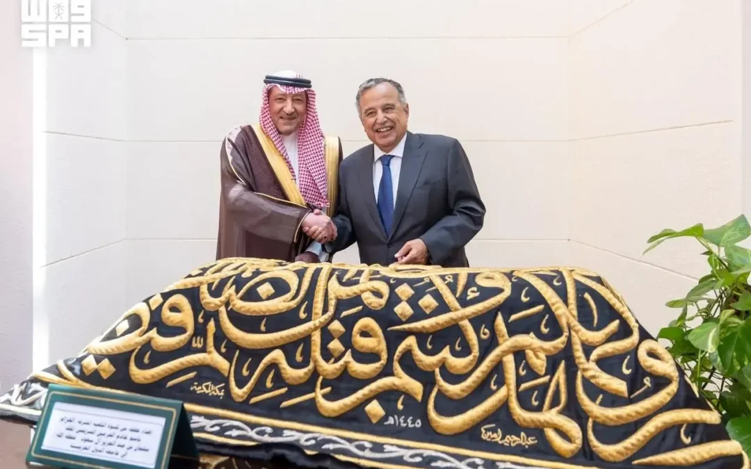 خادم الحرمين يُهدي الجامعة العربية قطعة من كسوة الكعبة المشرفة