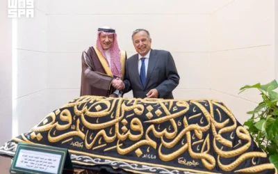 خادم الحرمين يُهدي الجامعة العربية قطعة من كسوة الكعبة المشرفة