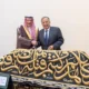 خادم الحرمين يُهدي الجامعة العربية قطعة من كسوة الكعبة المشرفة