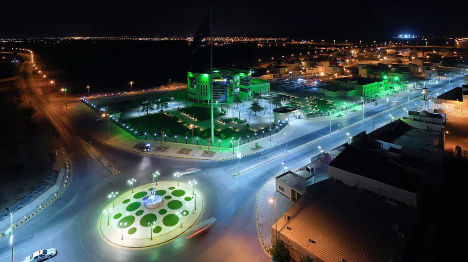 بلدية الدلم تُزيّن 77 موقعاً بـ5000 علم استعداداً لليوم الوطني