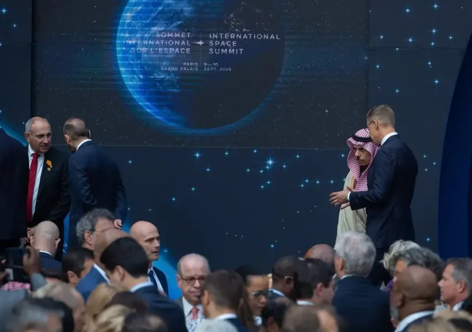 وزير الخارجية يمثّل ولي العهد في القمة الدولية للفضاء بباريس